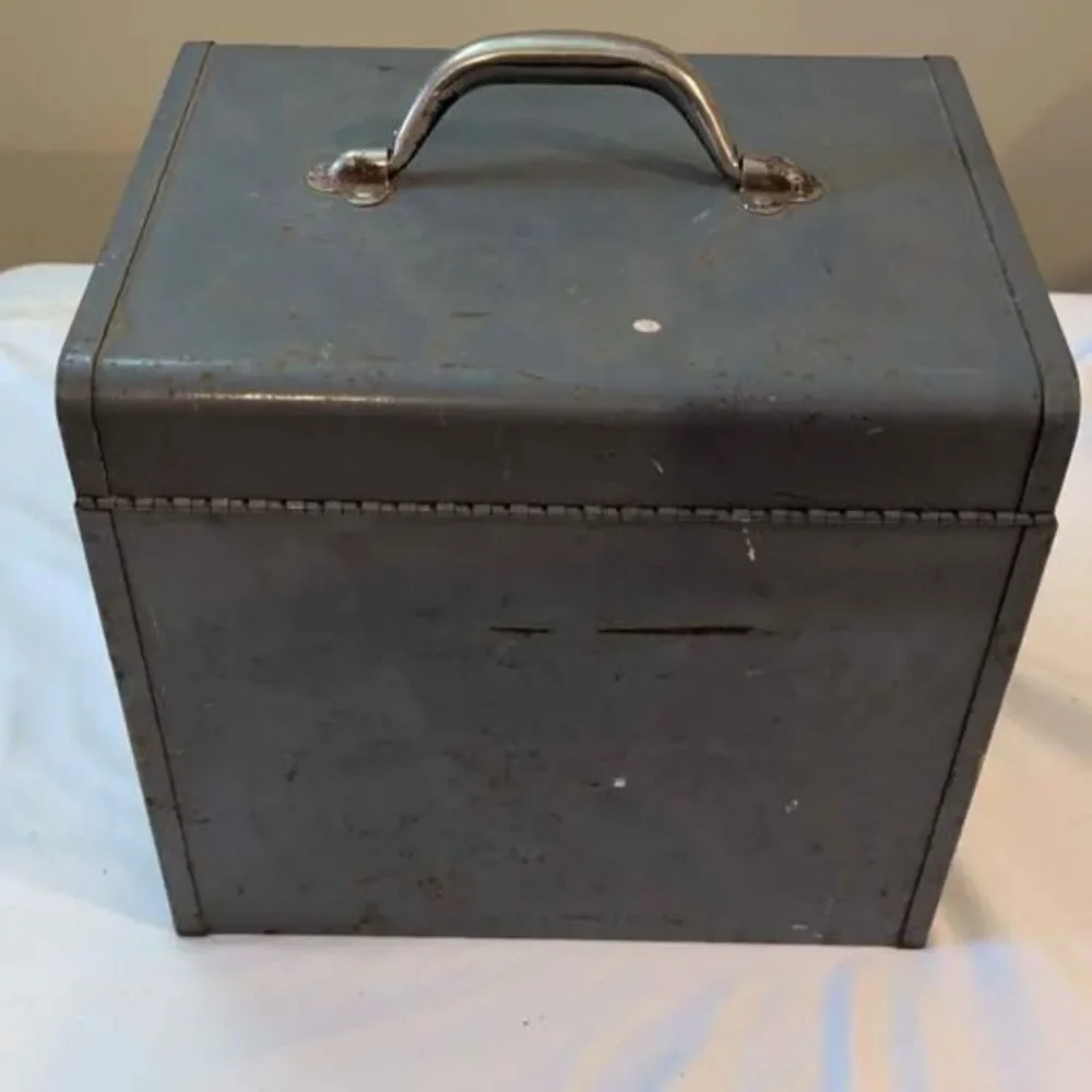 Vintage Skilsaw Metal Carrying Case Tool Box Empty with Blade Insert Cradle Vtg